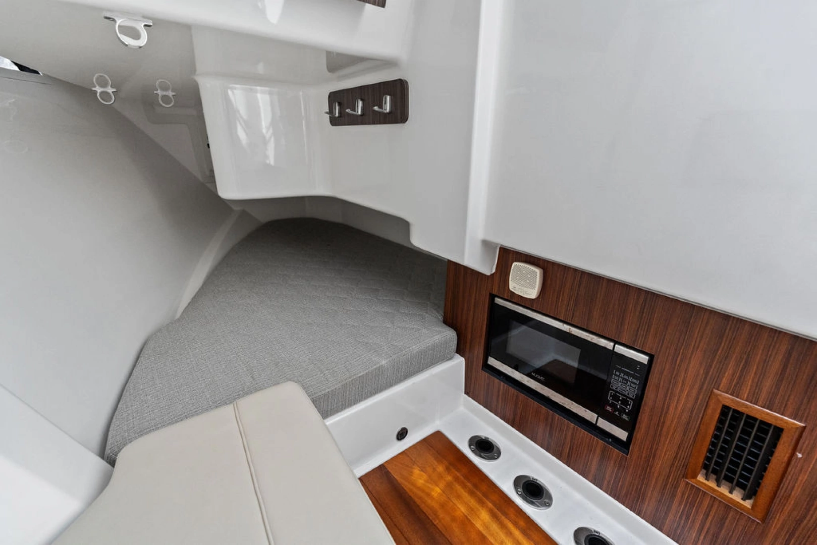 Pursuit 365 DC Yacht For Sale