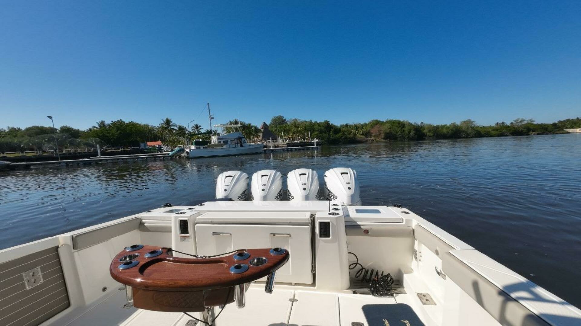 2022 Pursuit S428 — photograph 2