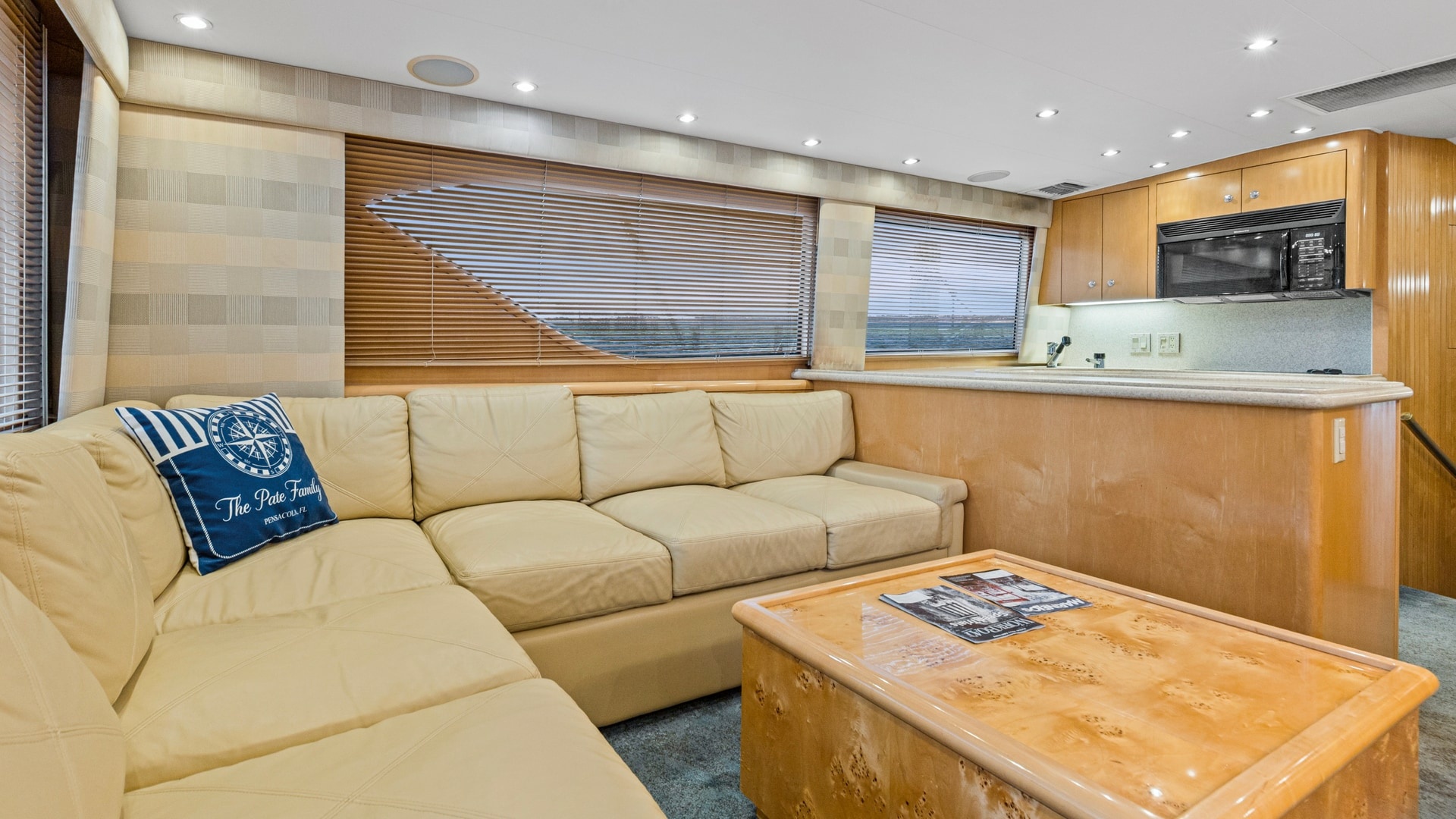 1999 Hatteras 60 Enclosed Bridge Convertible — photograph 3