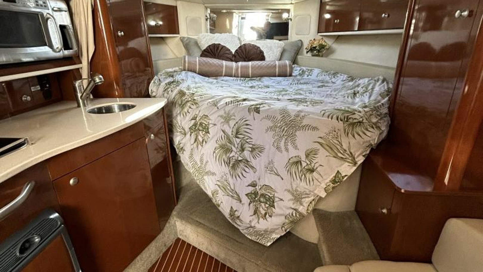 2009 Sea Ray 310 Sundancer  Andrews Place Stateroom