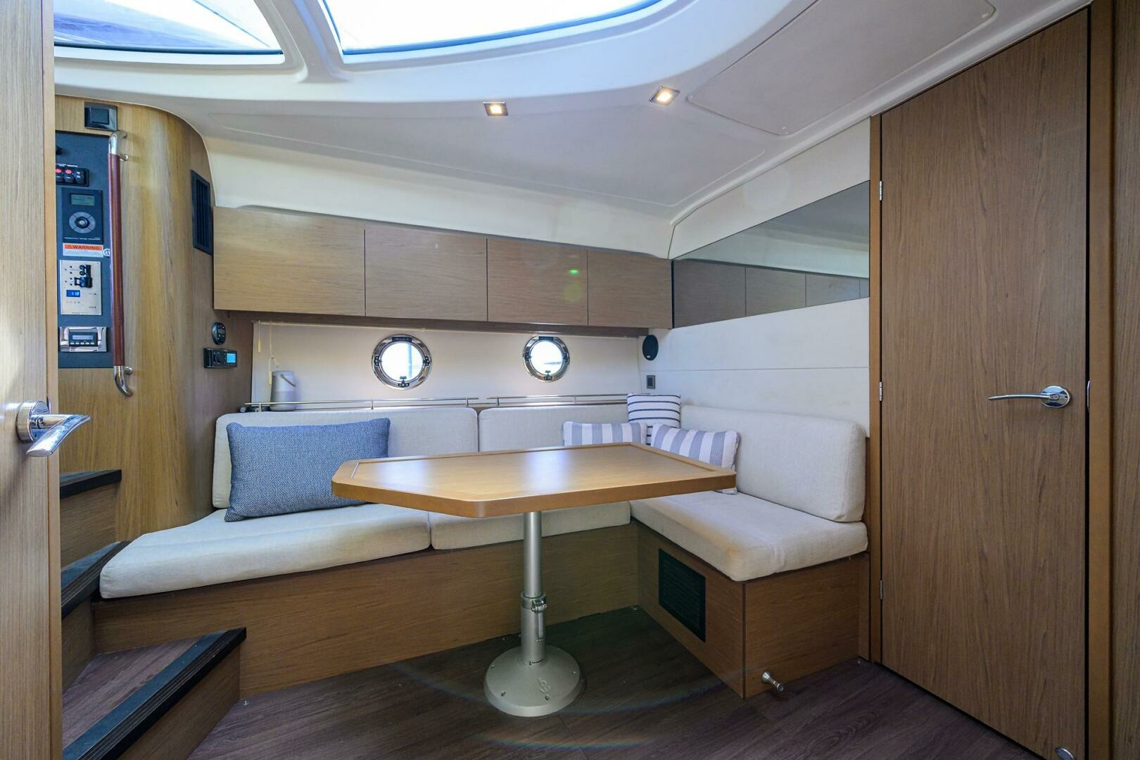 2015 Beneteau 38 GT — photograph 2