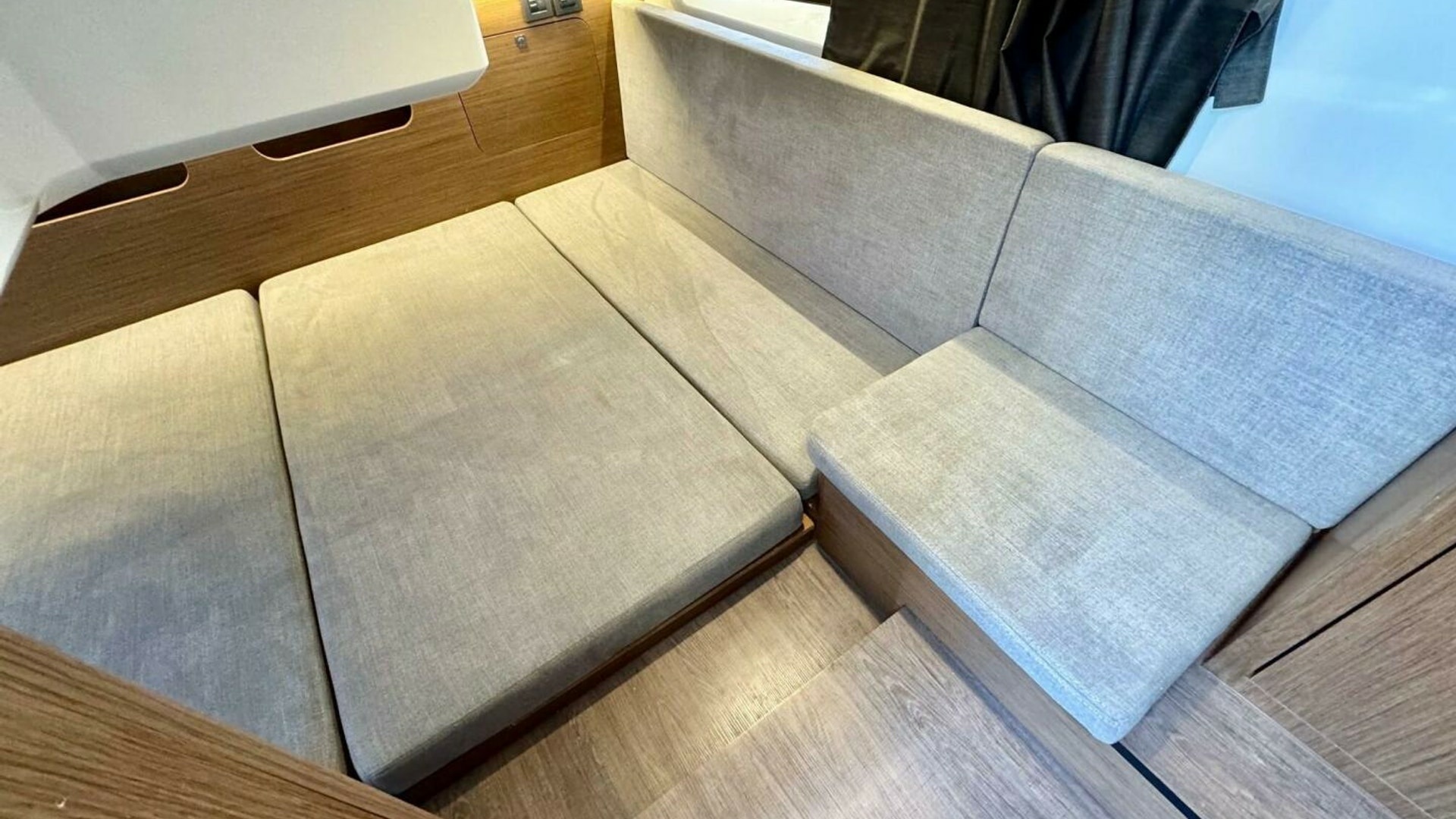 Convertible Dinette Seating Area