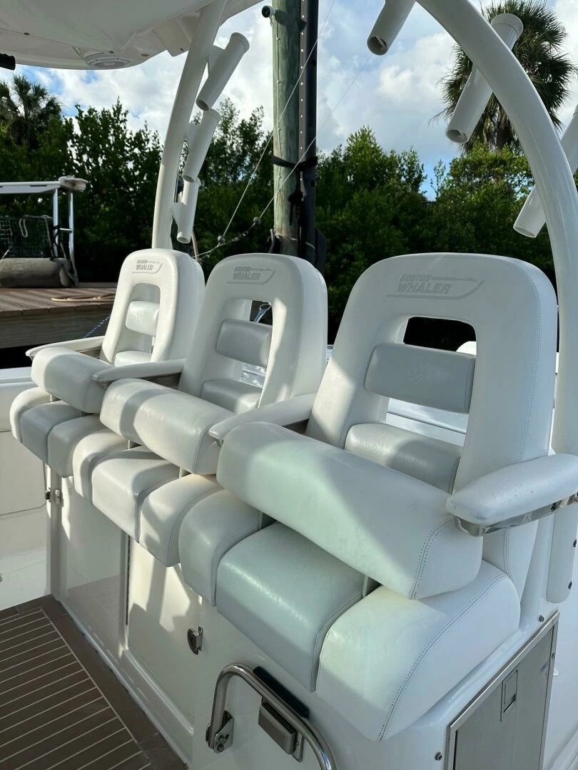 Boston Whaler 370 Outrage Yacht For Sale