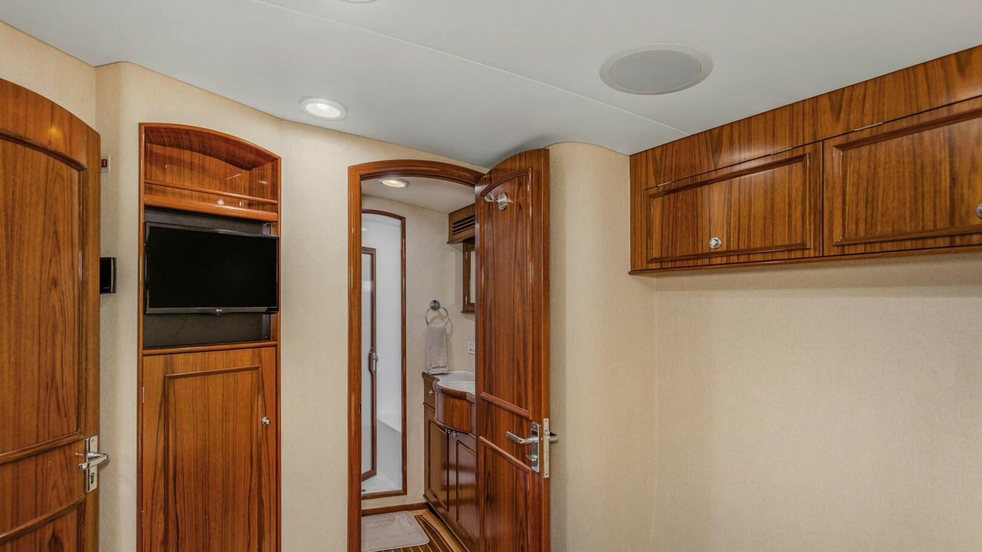 30_2827464_2005_76_whiticar_enclosed_bridge_badonkadonk_starboard_stateroom_1