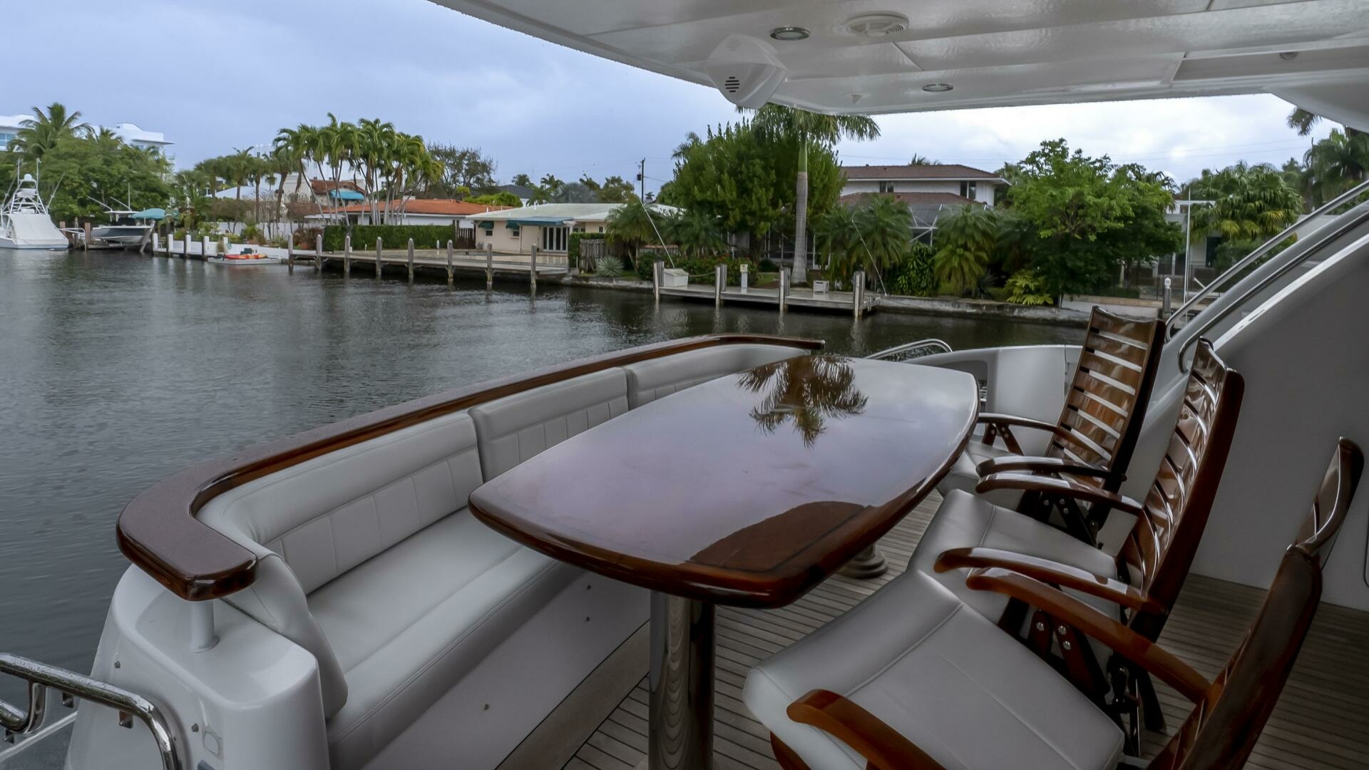 Hatteras 80 Gallopin- Cockpit Dinette