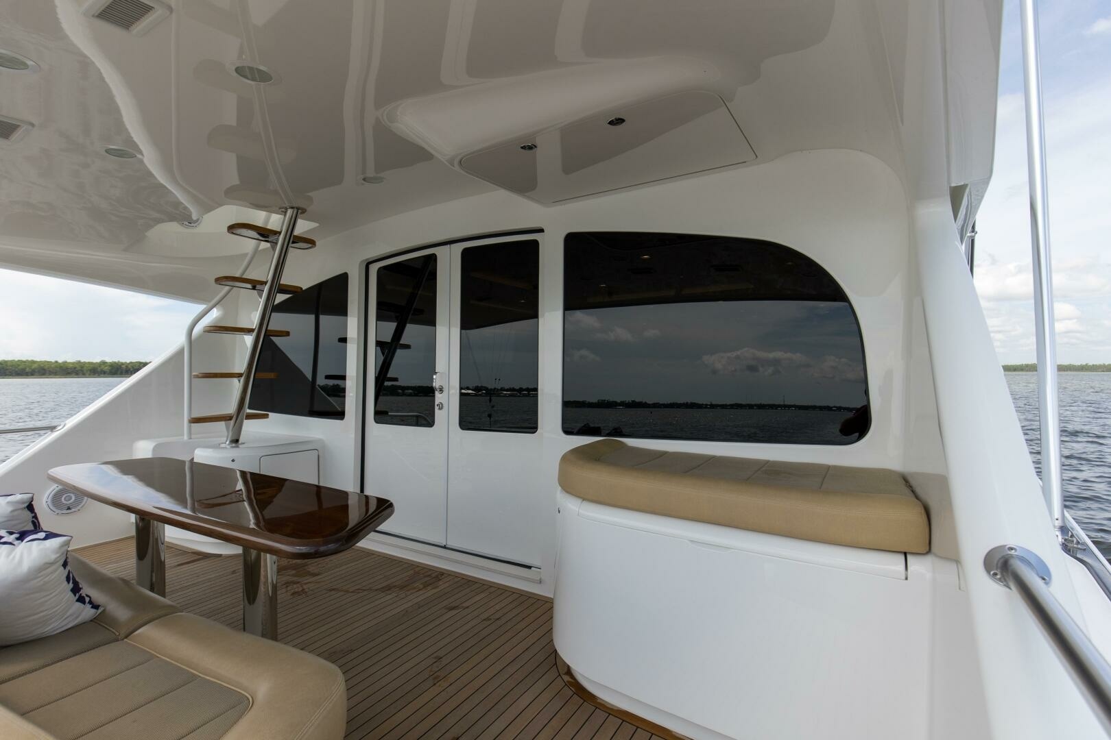 2016 92 Viking Enclosed Bridge Touche Stern Deck (7)