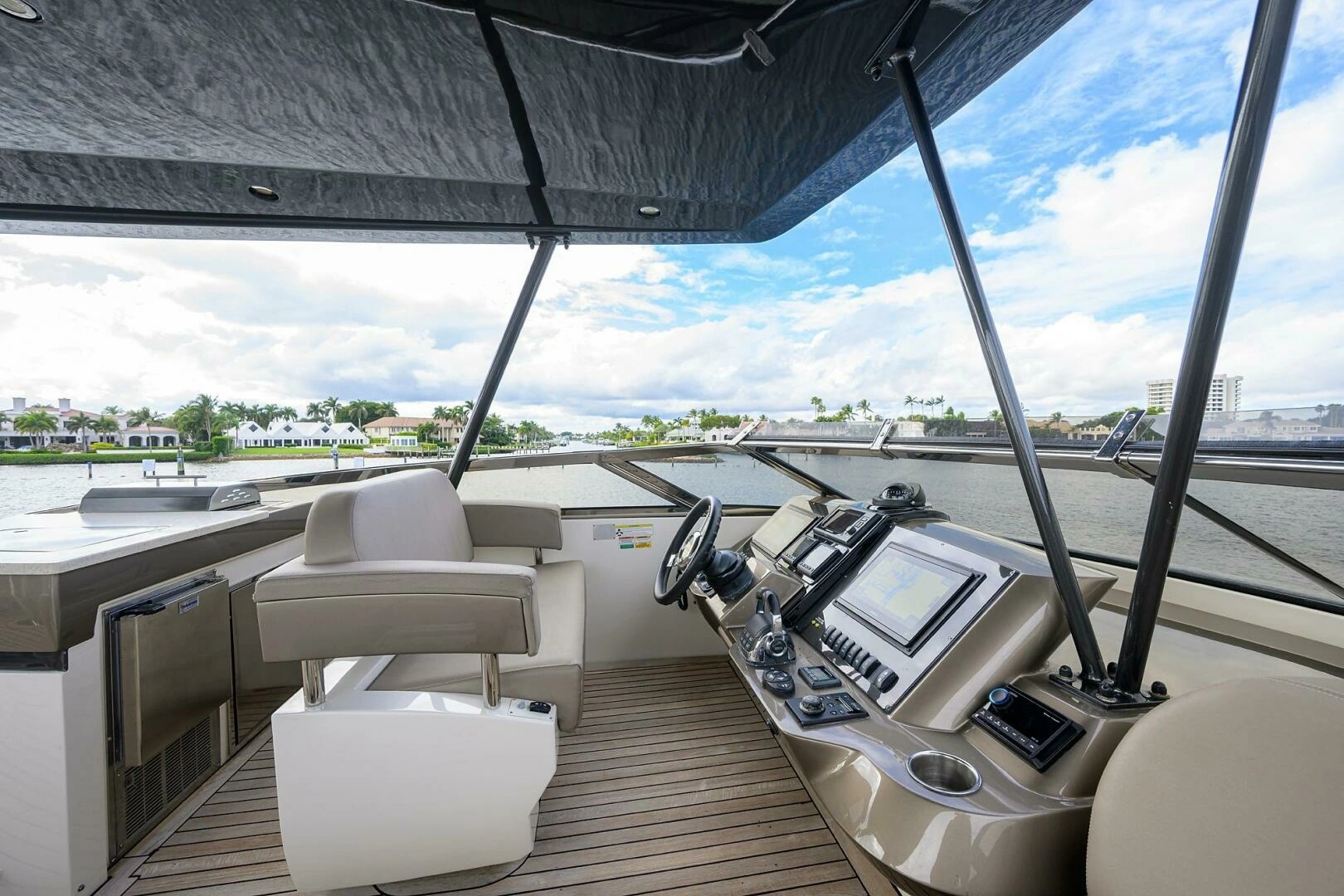Marquis 660 Sport Yacht Yacht For Sale