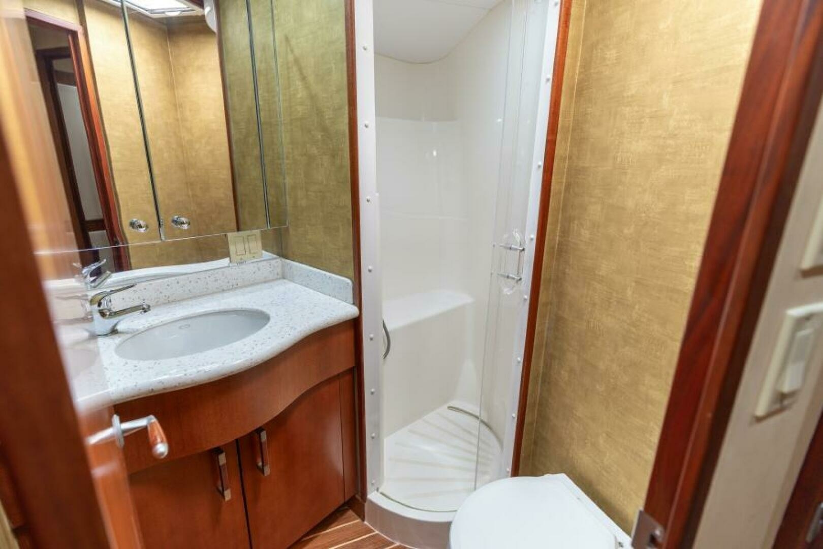 2008 Hatteras 60 Convertible  VIP Head