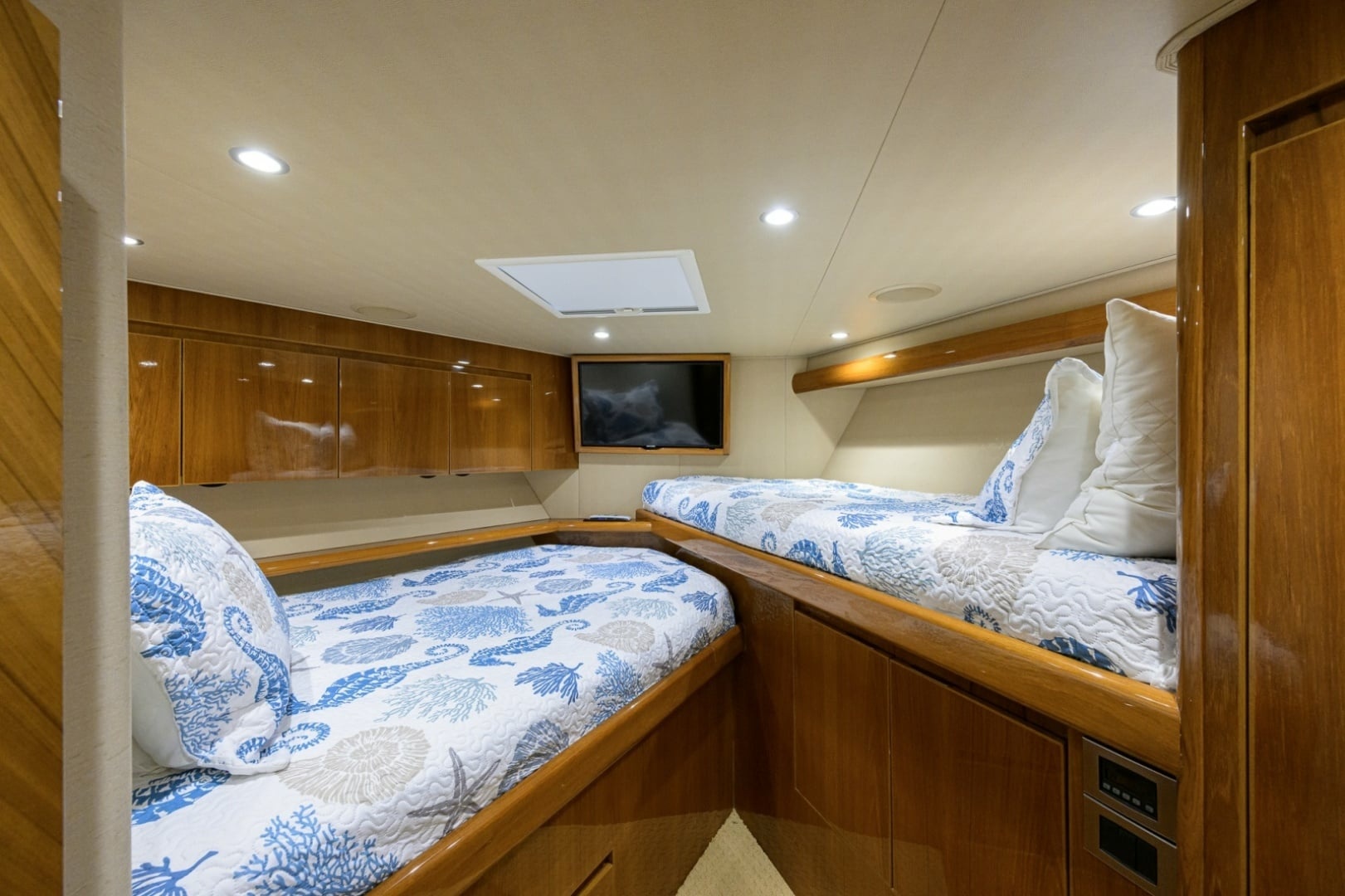 Viking 70 DESPERADO - Forward Stateroom