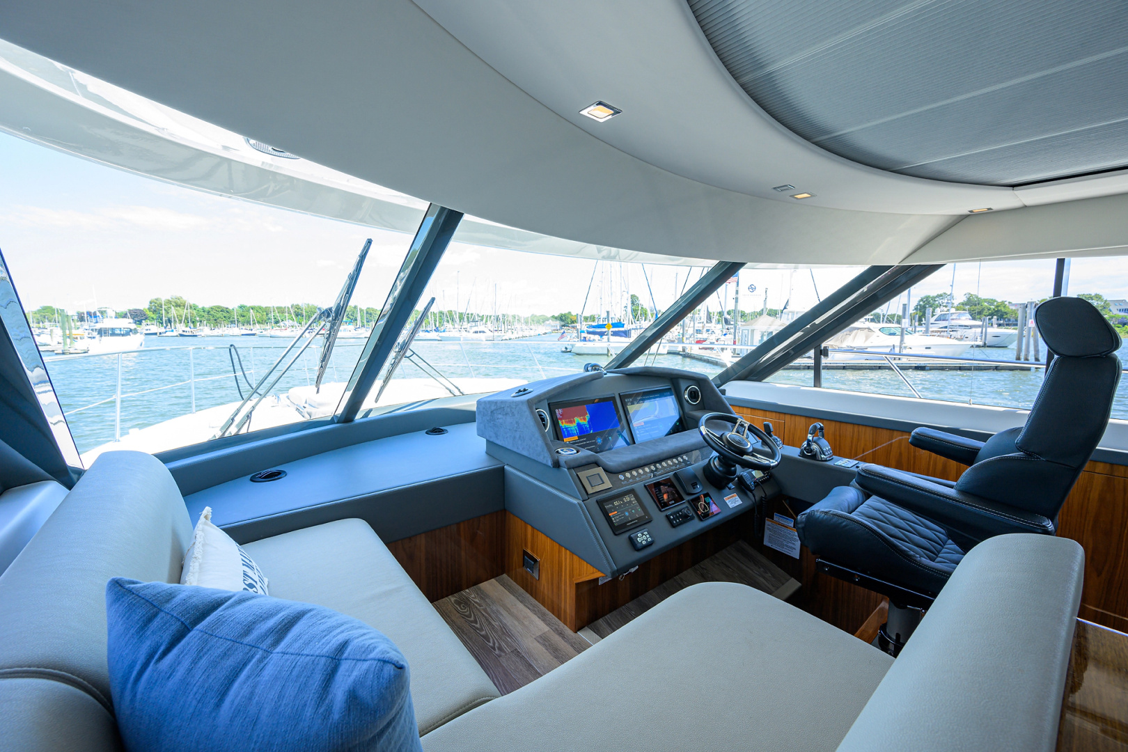 2023 Riviera 5400 Sport Yacht