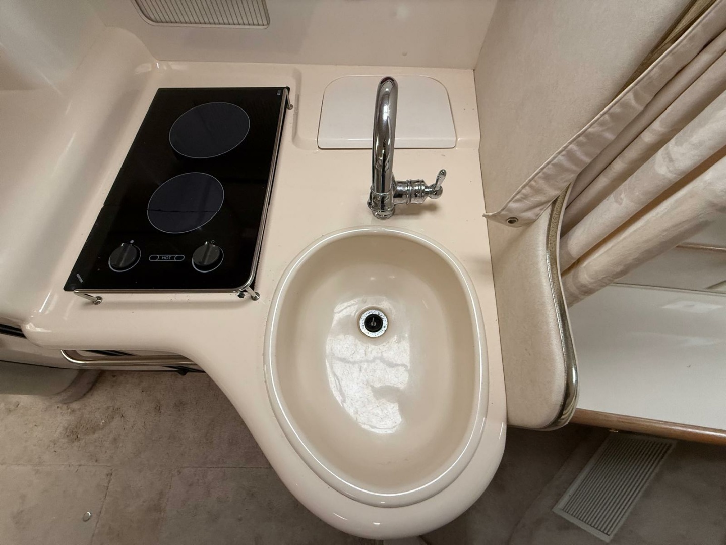 1997 Sea Ray 330 Sundancer 33