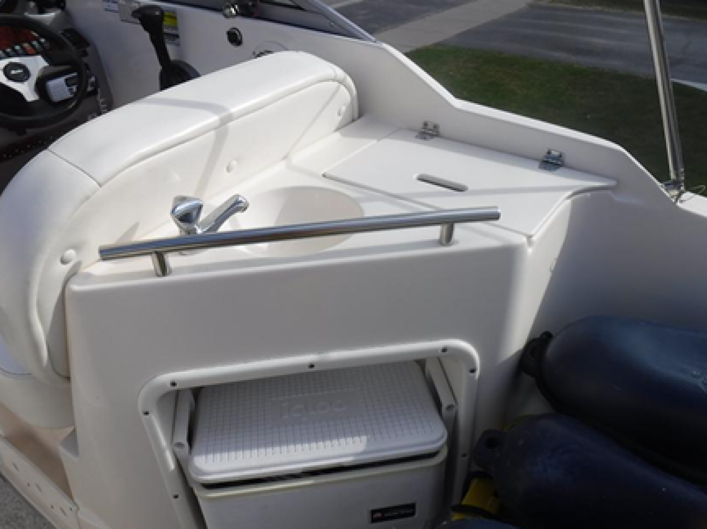 2004 Rinker 2500 Fiesta Vee