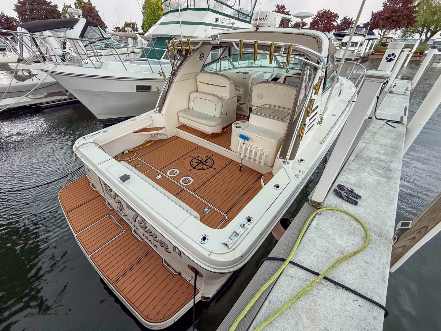 1997 Sea Ray 330 Express Cruiser — photograph 3