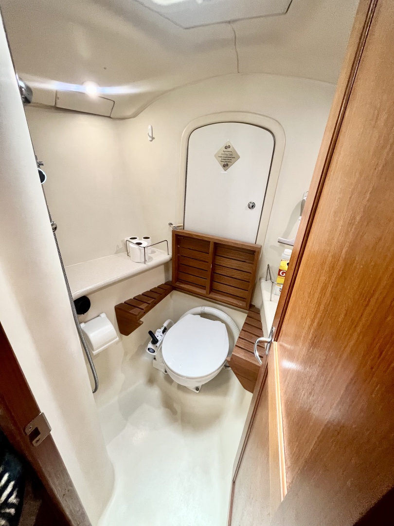 2005 Hunter  41 Aft Cabin