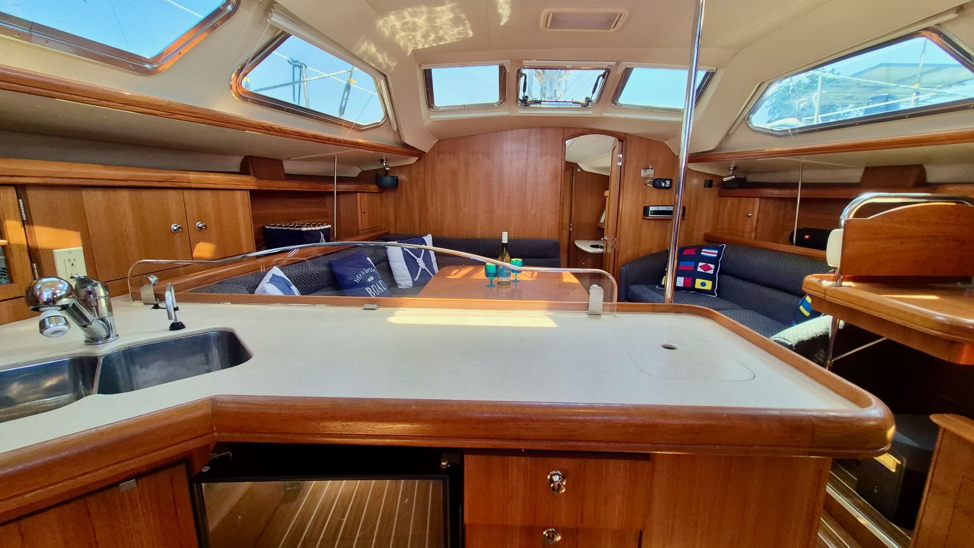2006 Hunter 410 Deck Salon