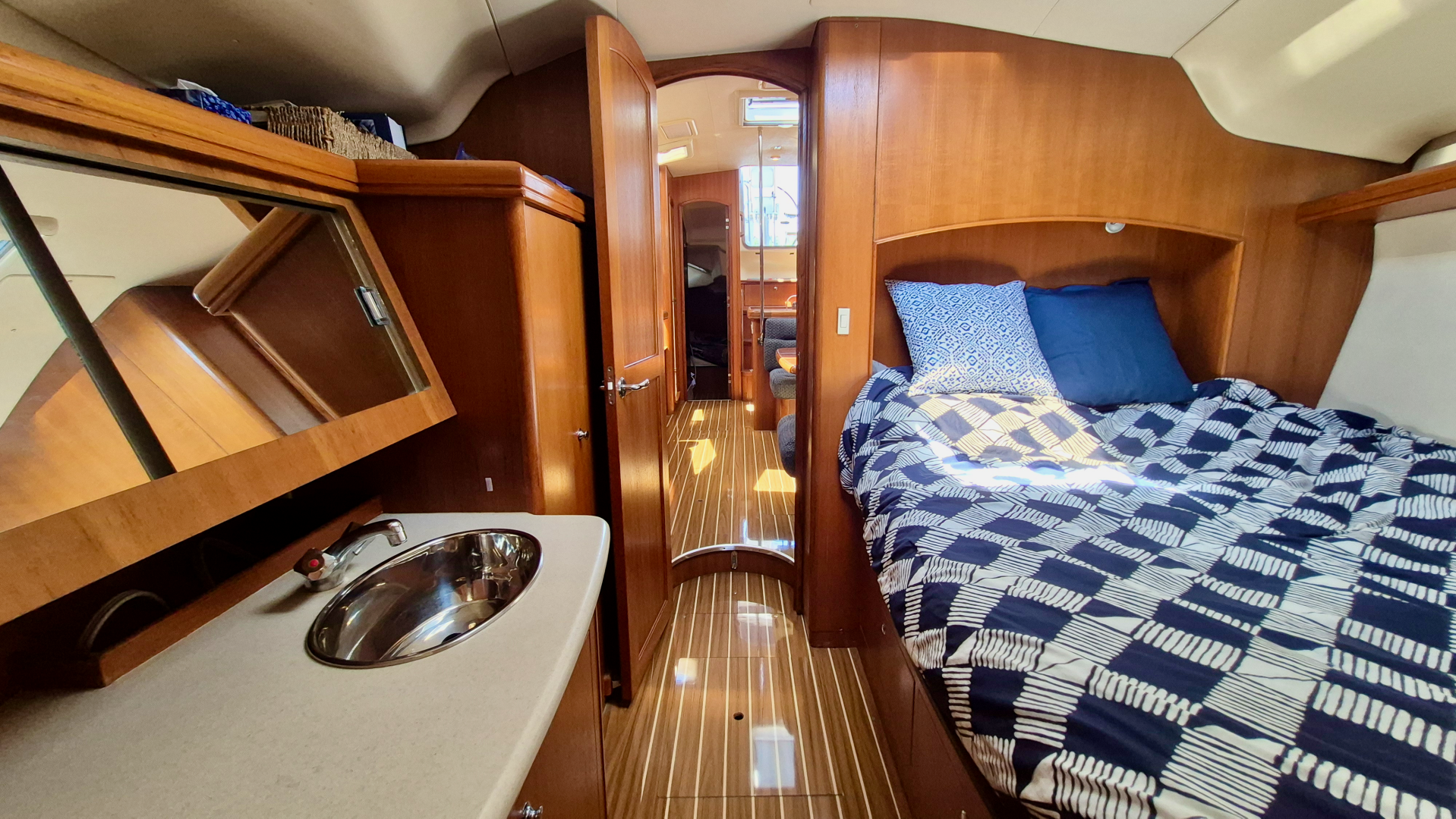 2006 Hunter 410 Deck Salon