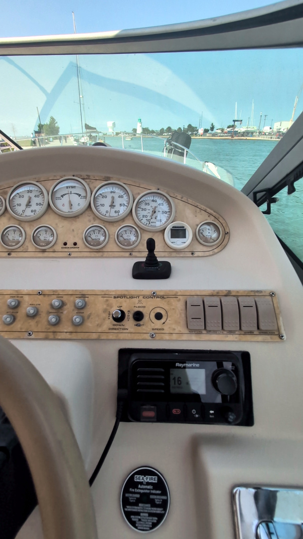 1990 Cruisers Yachts 3375