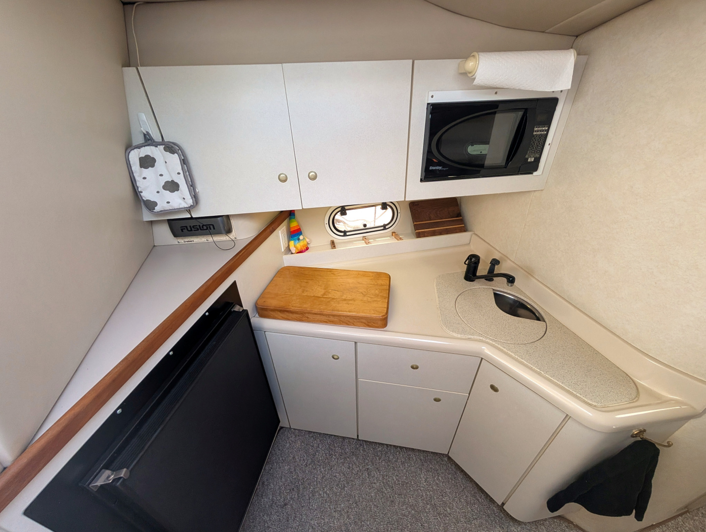1990 Cruisers Yachts 3375