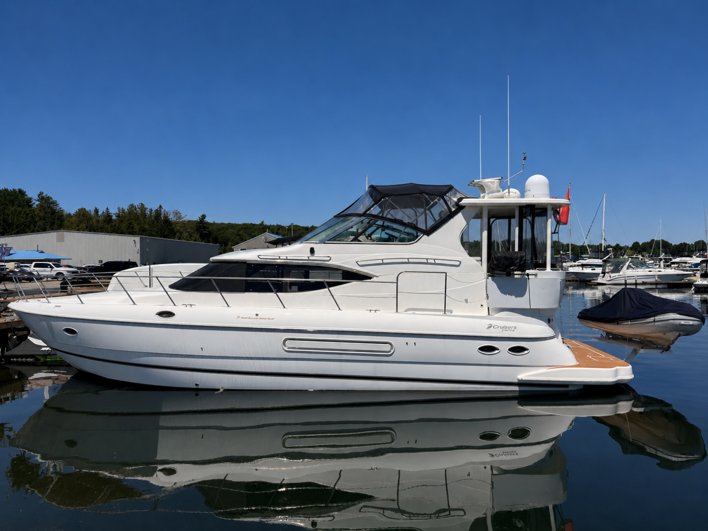 2002 Cruisers Yachts 4450 Express Motor Yacht — photograph 2