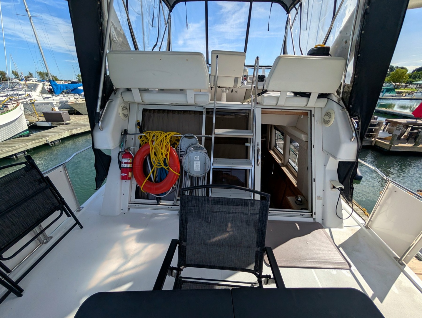 2001 Carver 326 Aft Cabin