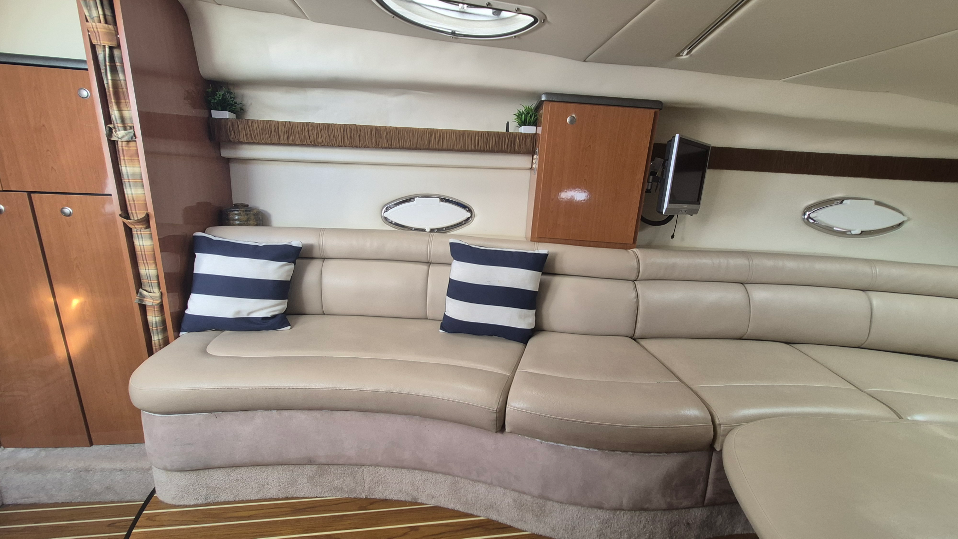 31ft Maxum Yacht For Sale