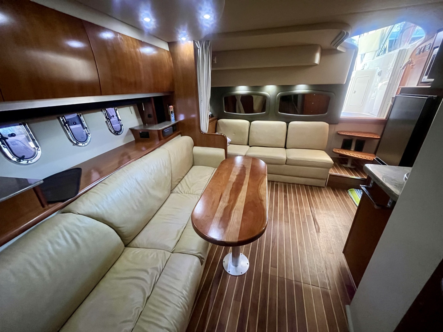 2008 Cruisers Yachts 390 Sport Coupe