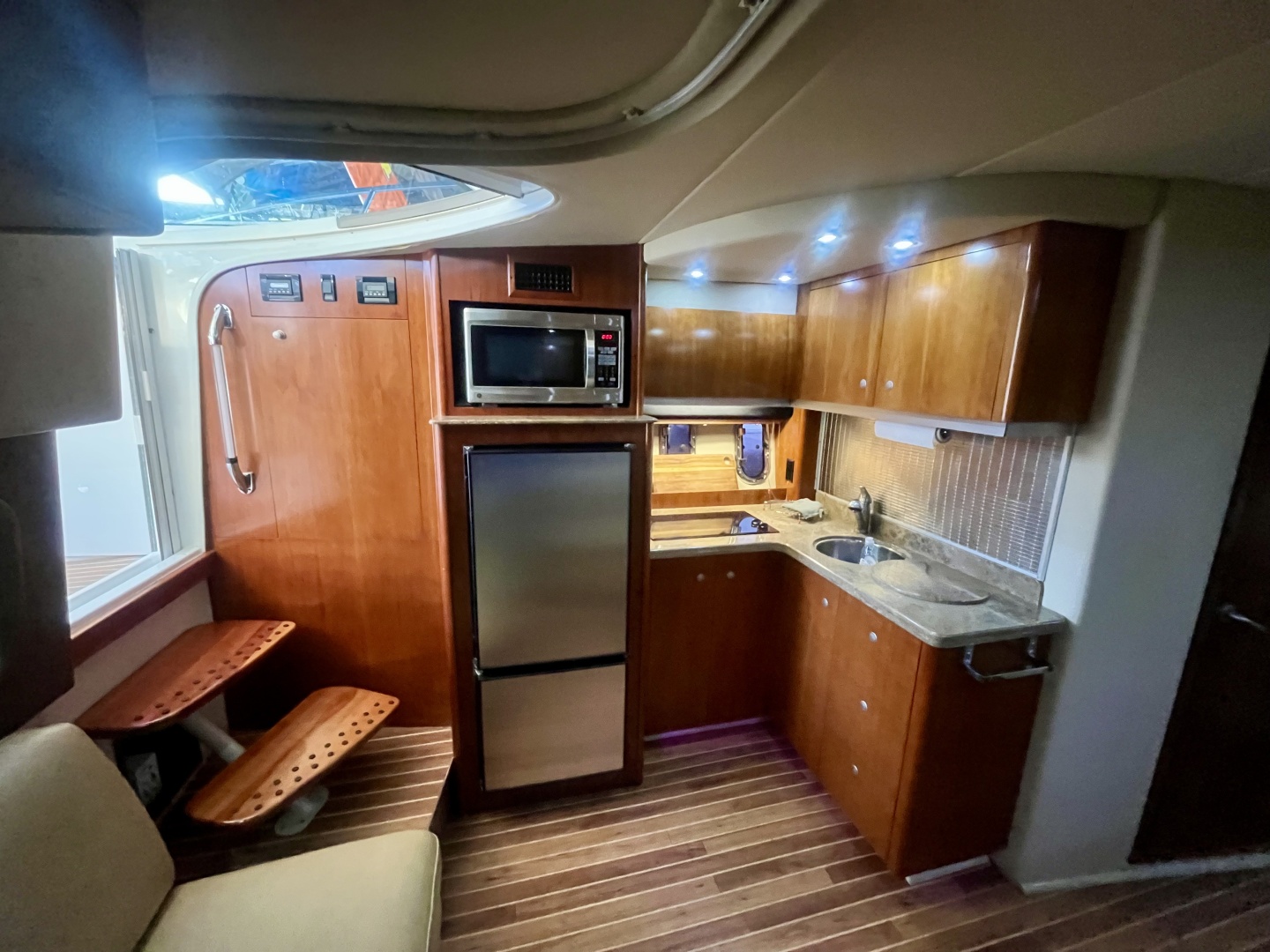 2008 Cruisers Yachts 390 Sport Coupe
