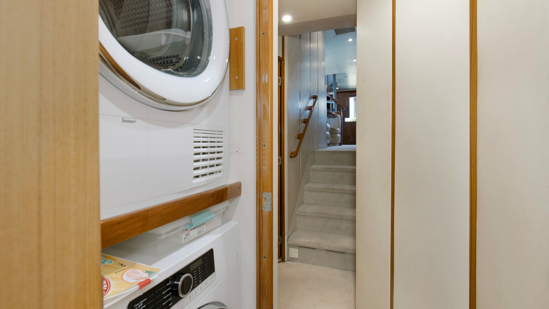 2007 64 Viking Enclosed Bridge Reel Blues Hallway (3)