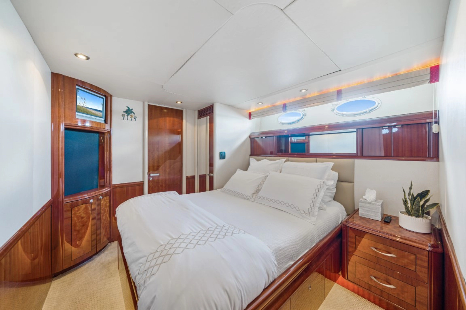 2004 Lazzara Yachts 80 Open Fly