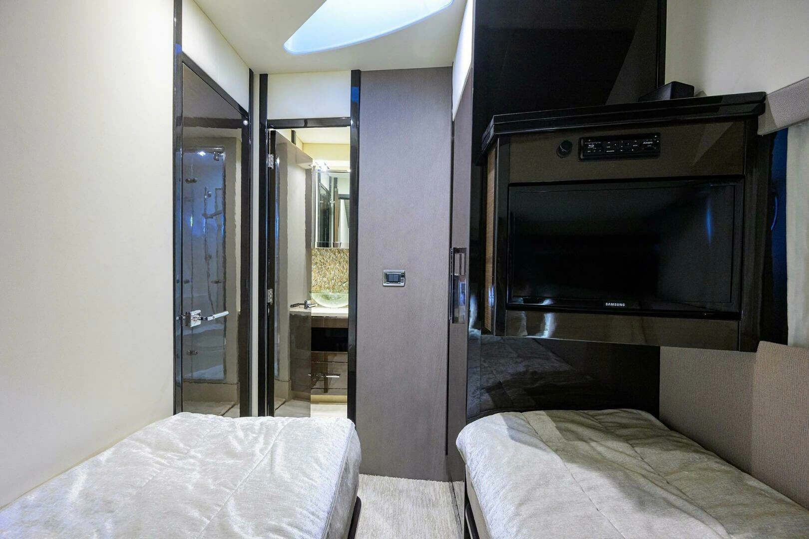 Marquis 660 Sport Yacht Yacht For Sale