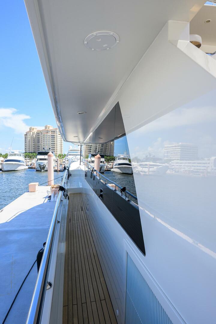 CLAYPEN 90ft Ocean Alexander Yacht For Sale