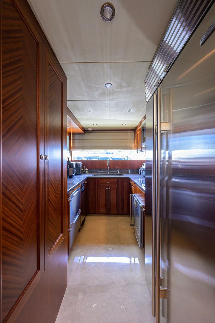 CLAYPEN 90ft Ocean Alexander Yacht For Sale