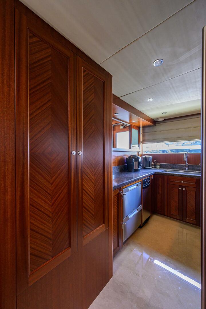 CLAYPEN 90ft Ocean Alexander Yacht For Sale