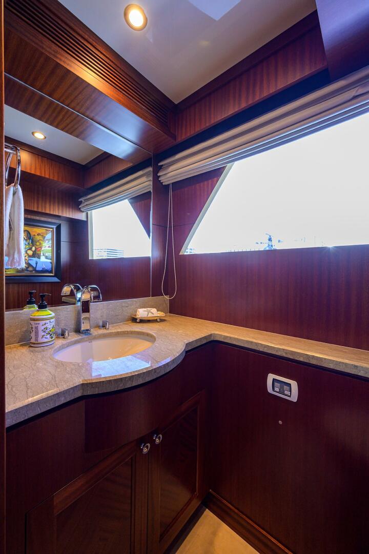 CLAYPEN 90ft Ocean Alexander Yacht For Sale