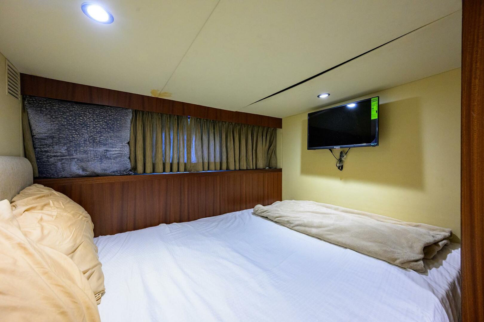 CLAYPEN 90ft Ocean Alexander Yacht For Sale
