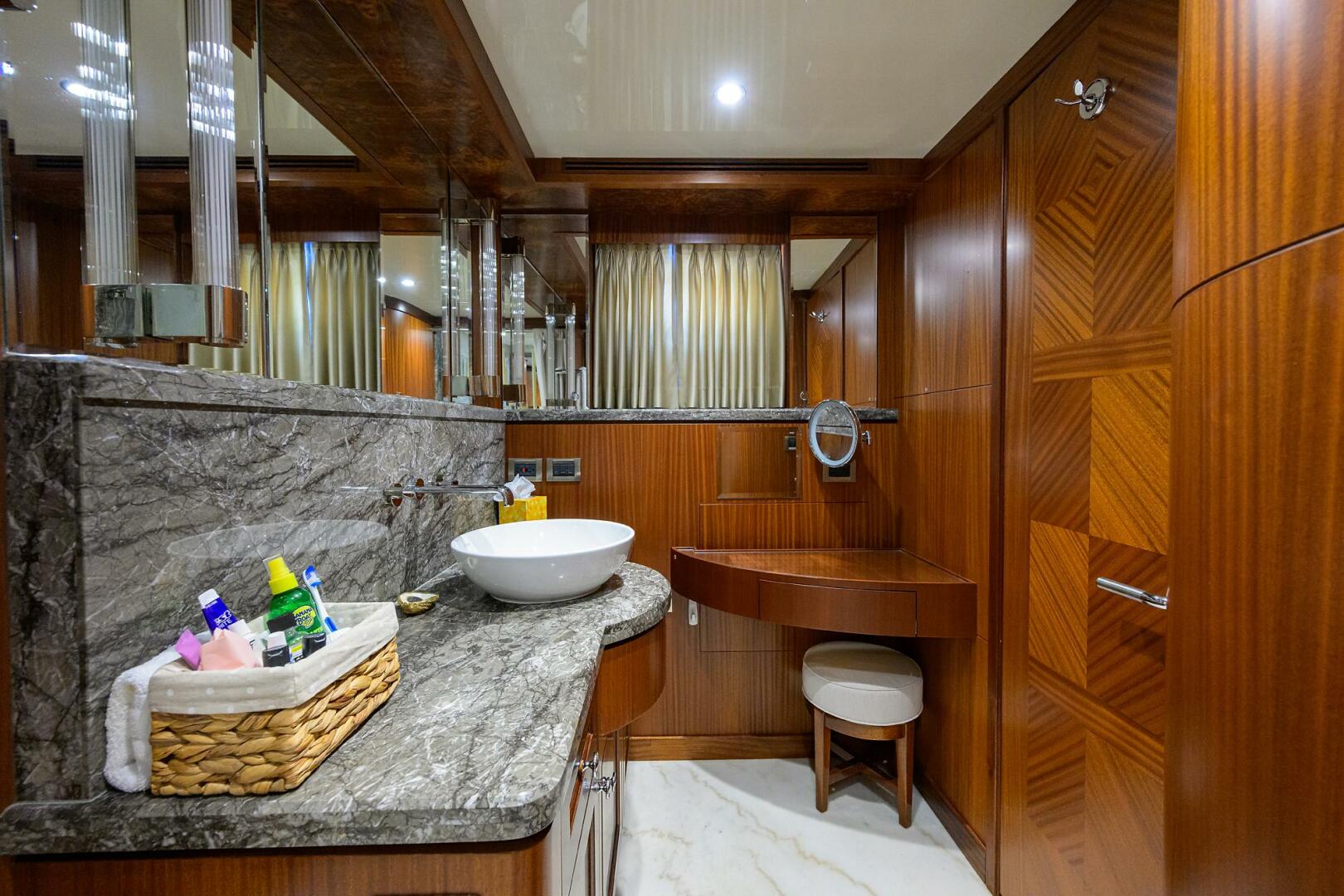 CLAYPEN 90ft Ocean Alexander Yacht For Sale