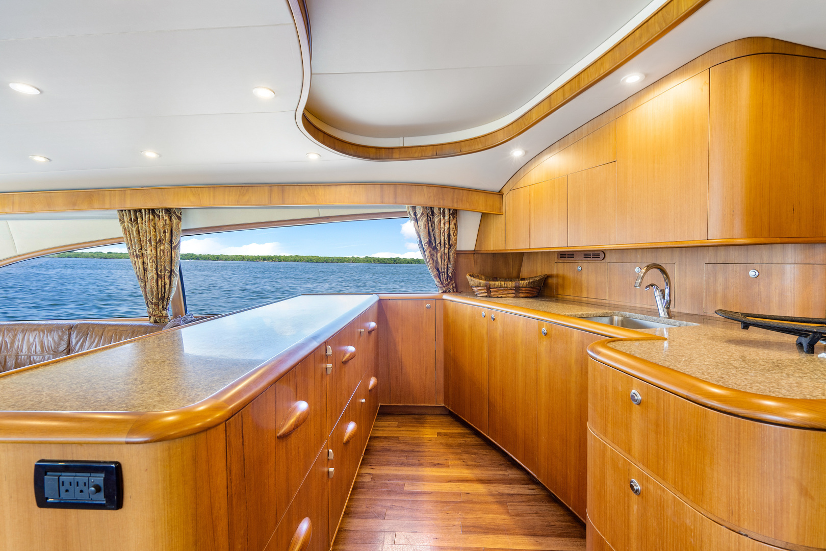 Hit n Run 68ft F amp S Yacht For Sale