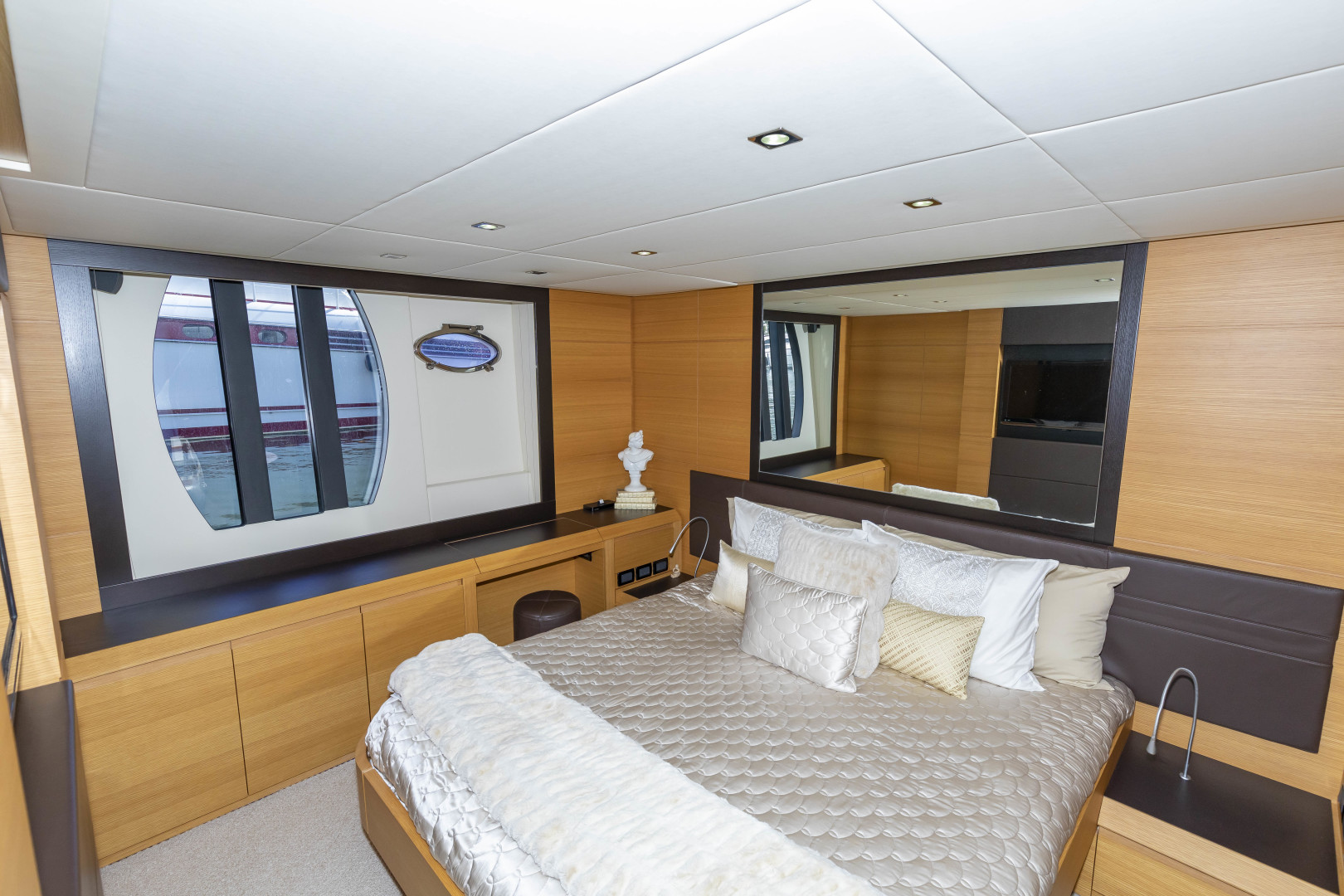 Pershing 64 - Master Stateroom