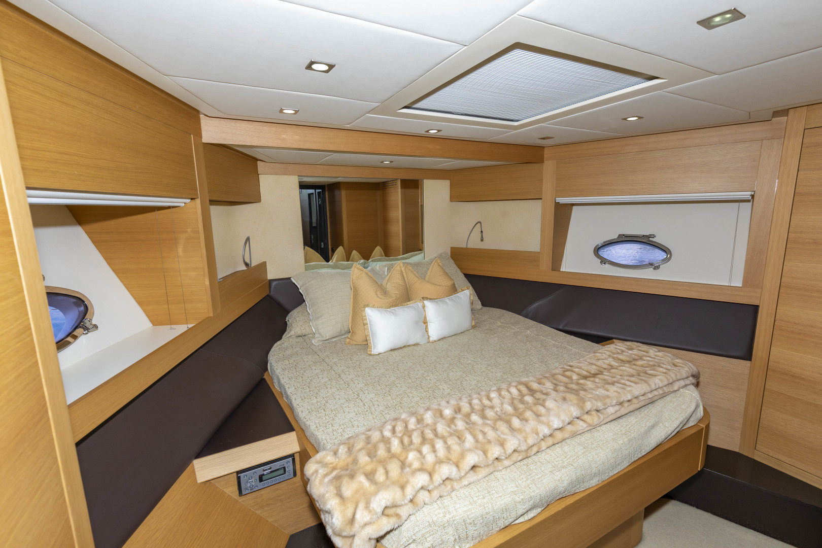 Pershing 64 - VIP Stateroom