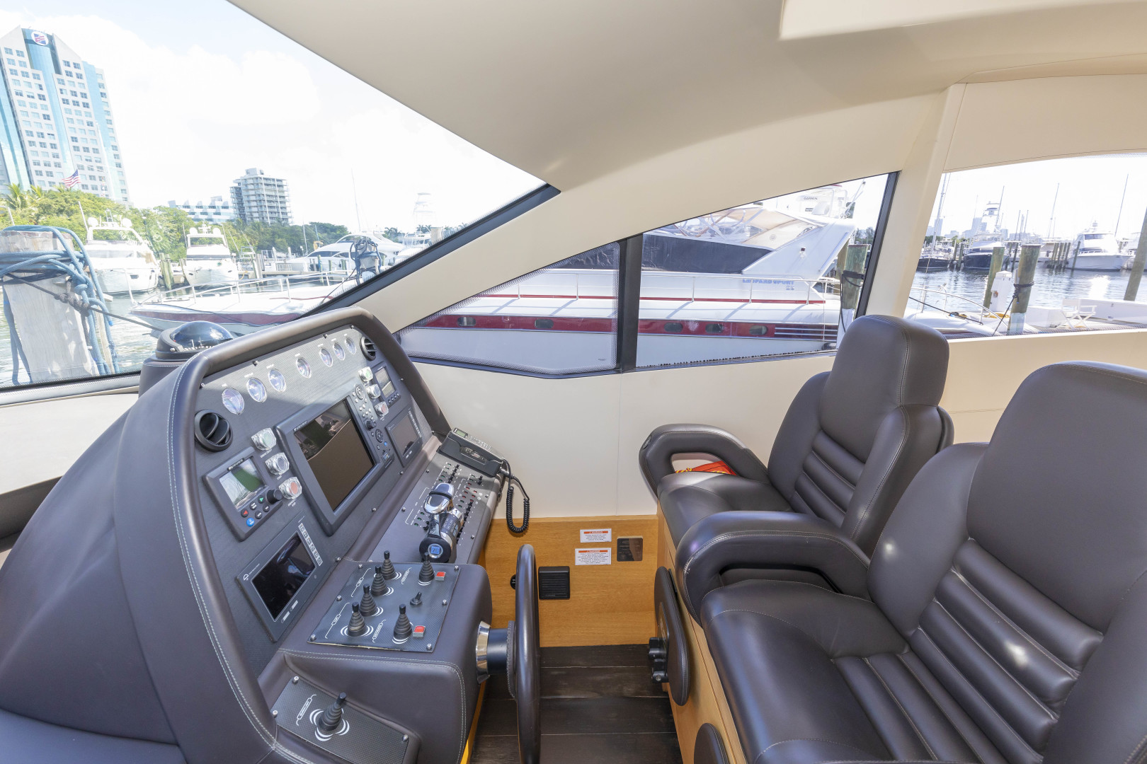 Pershing 64 - Helm