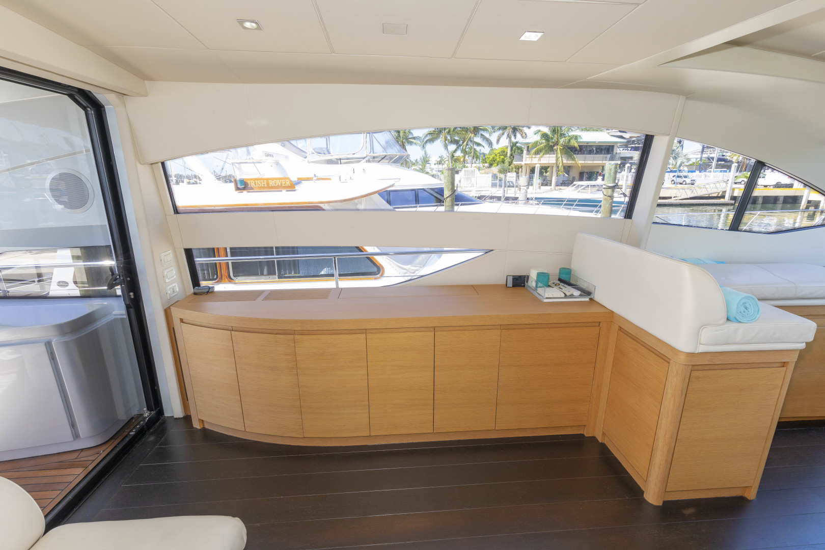 Pershing 64 - Galley
