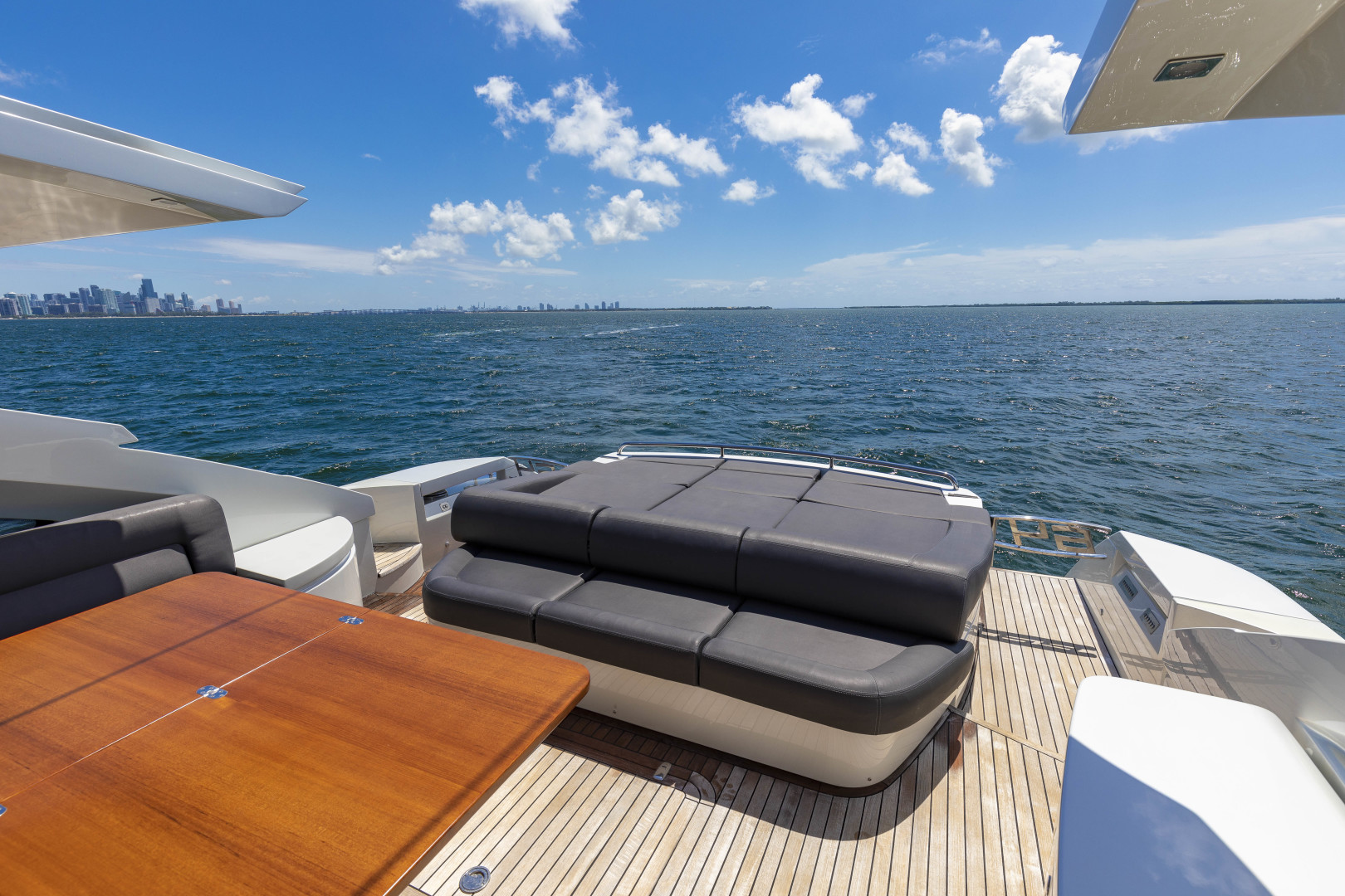 Pershing 64 - Aft Deck Seating