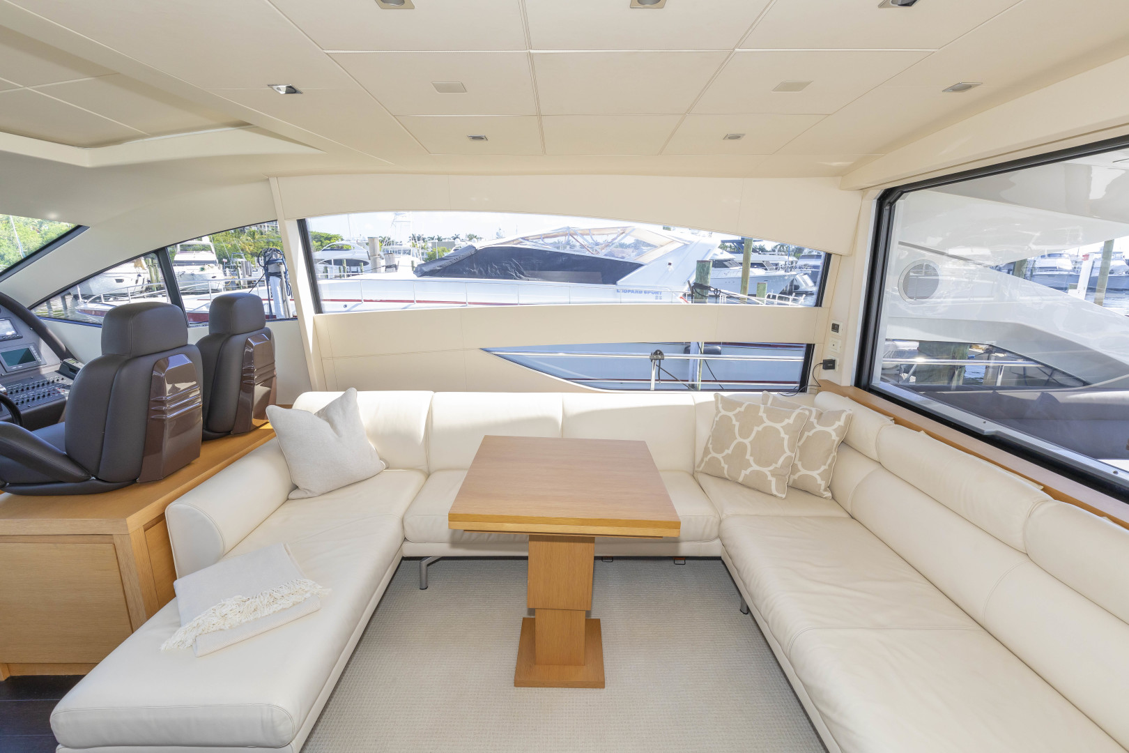 Pershing 64 - Salon