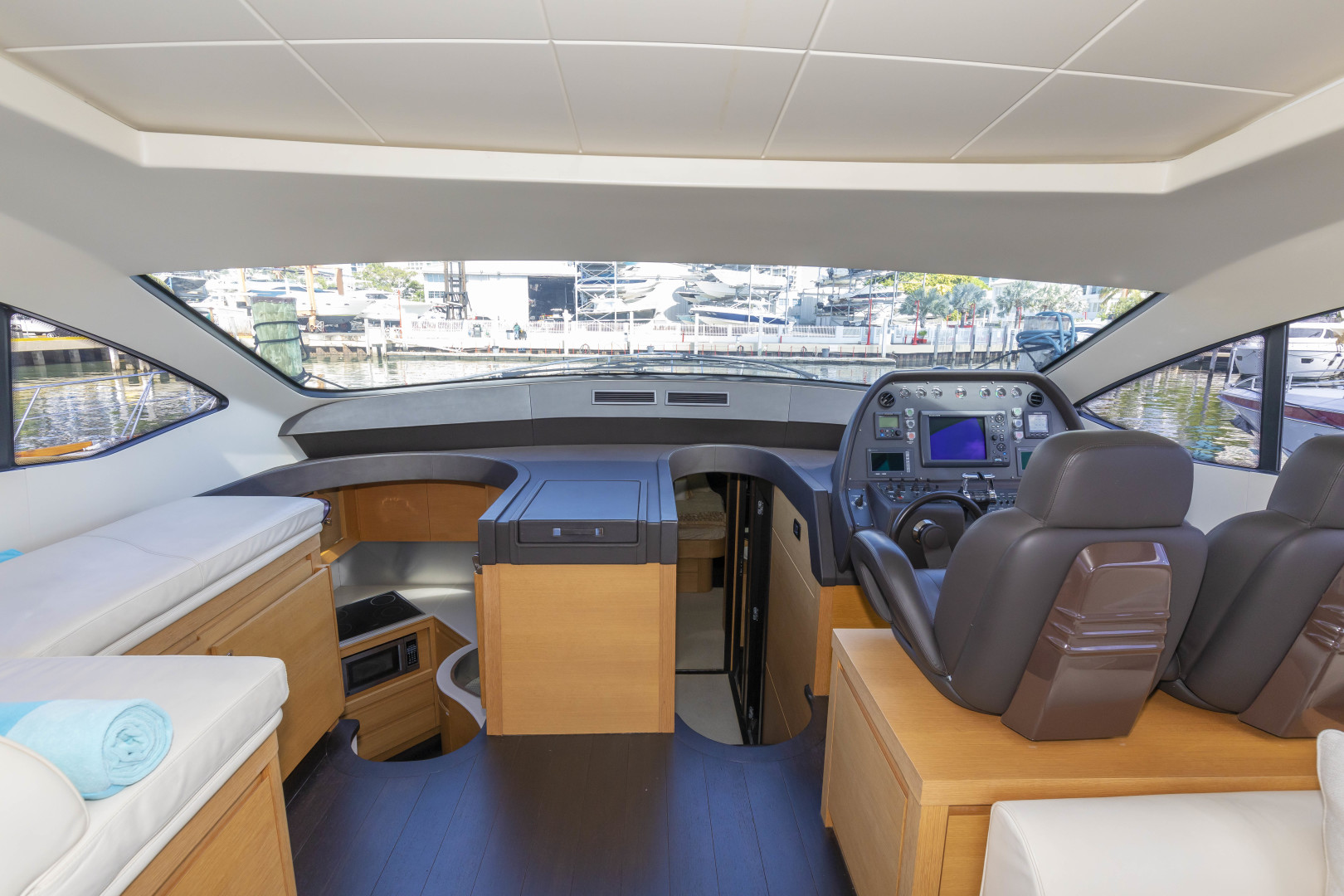 Pershing 64 - Salon/Helm