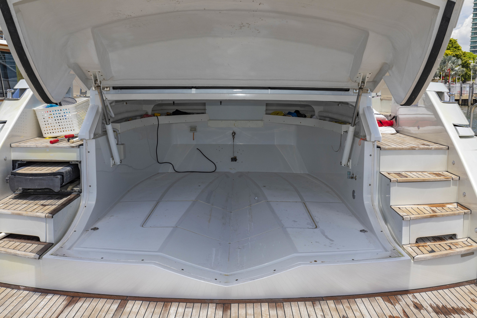 Pershing 64 - Garage