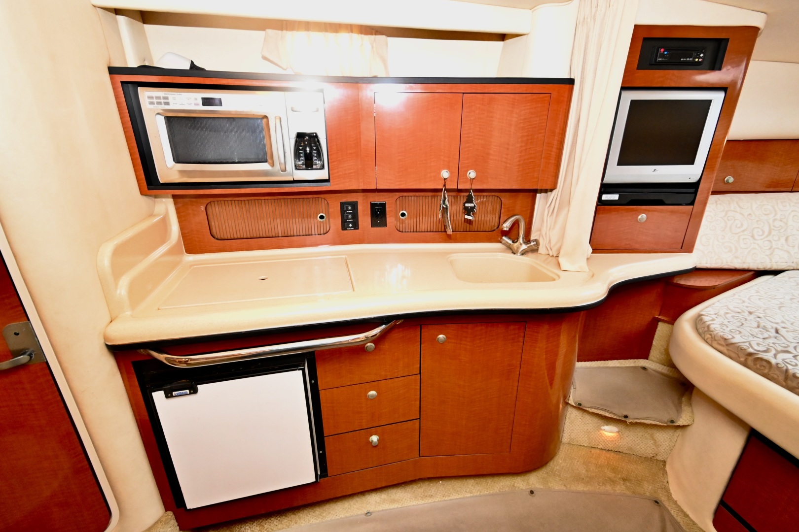 Krystle Clear 32ft Sea Ray Yacht For Sale