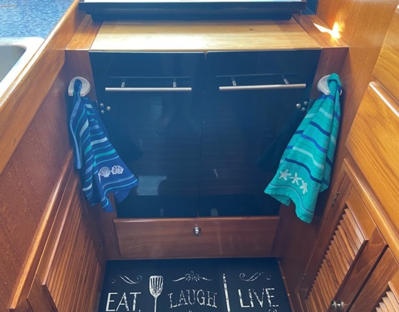 Picure of Apres Sail