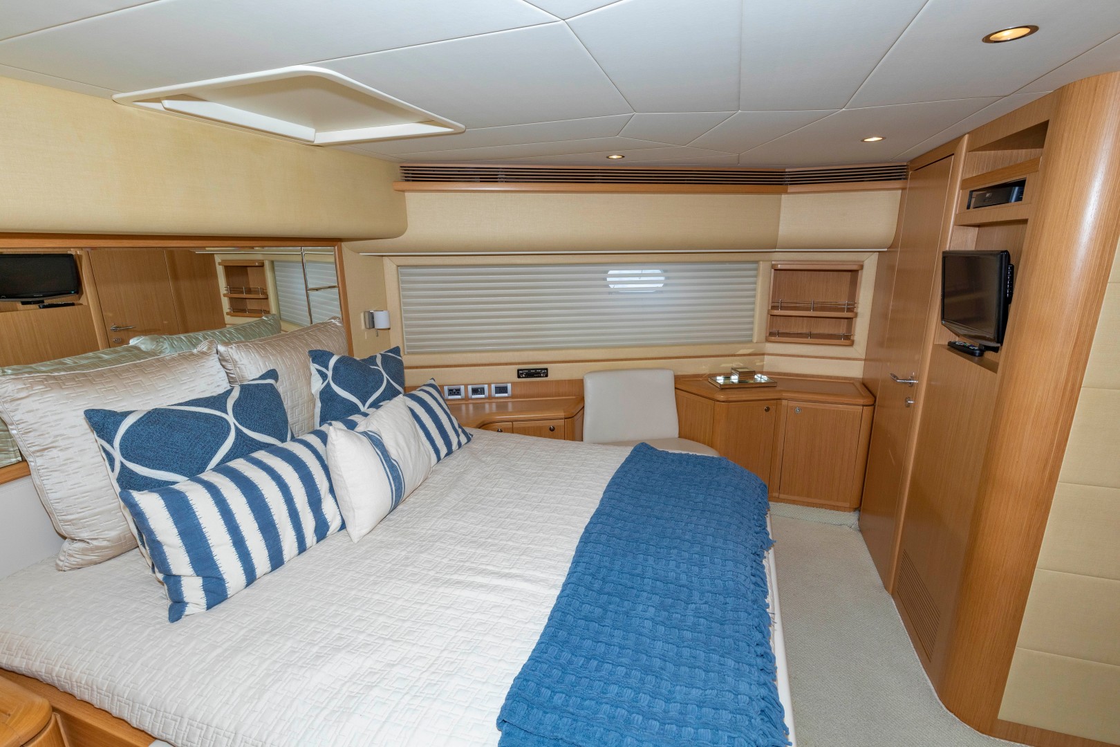 Ferretti 83 - MI RX - VIP Stateroom
