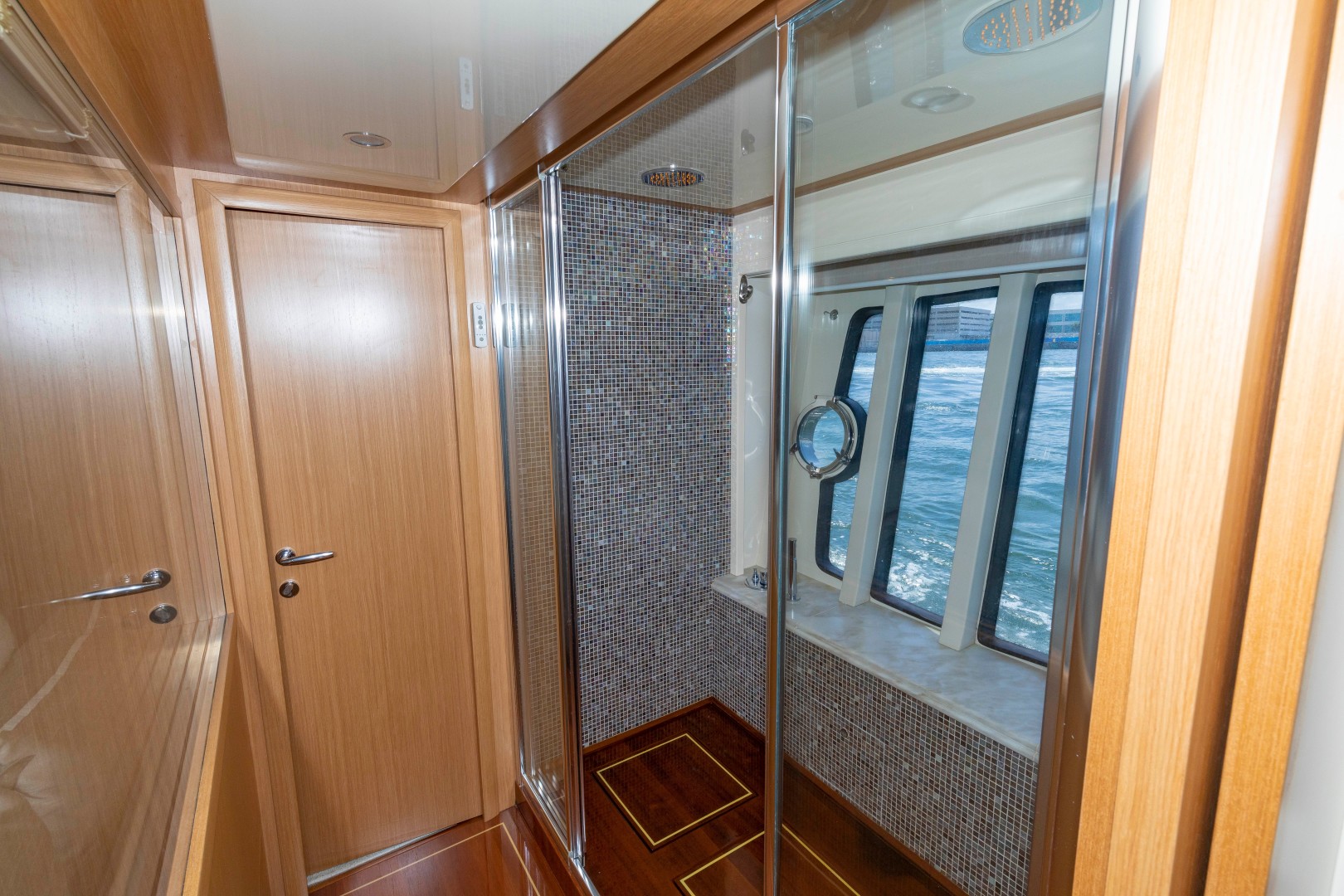 Ferretti 83 - MI RX - Master Shower