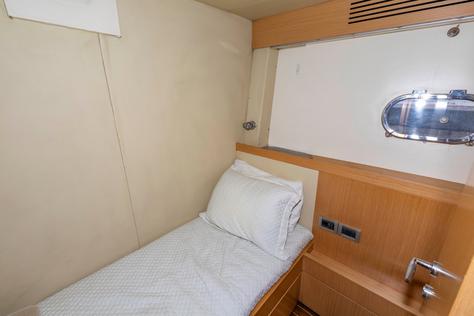 Ferretti 83 - MI RX - Captain's Quarters